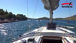 Se skládacím kolem na plachetnici na IT regatě v Chorvatsku 