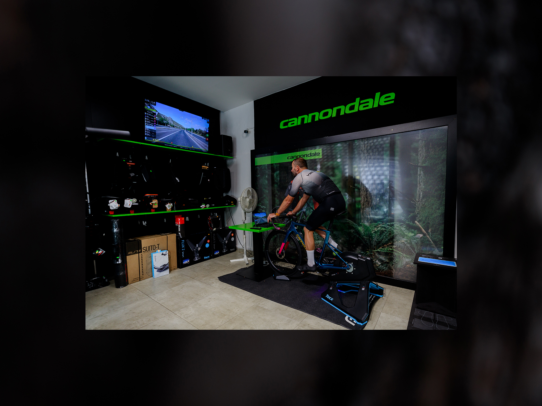 Vyzkoušejte Tacx Neo 2T s Rouvy přímo u nás na prodejně!