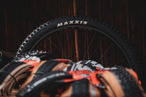 DOČKALI JSME SE! HROMADA PLÁŠŤŮ MAXXIS SKLADEM