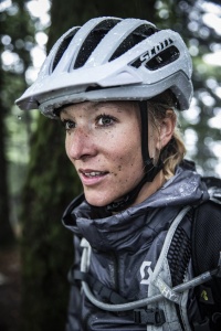 JAK VYBRAT HELMU NA KOLO