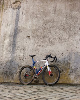 Rozmohl se nám tady takový nešvar 👀😄 Jednopřevodníky na silnici ⚙️ Tenhle týden jsme předávali Madone SLR 9 AXS gen 8 s...