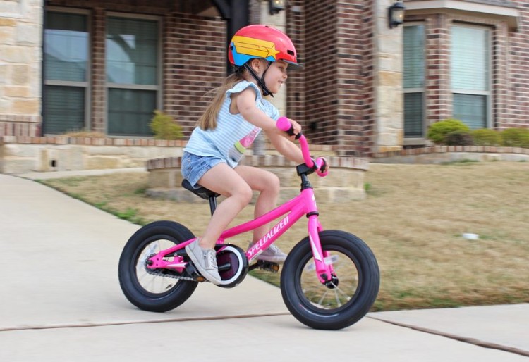 Detské 12 palcové bicykle Dieťa si užíva jazdu na 12 palcovom bicykli