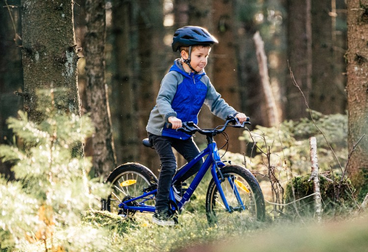 Detské 16 palcové bicykle Dieťa si užíva jazdu na 16 palcovom bicykli