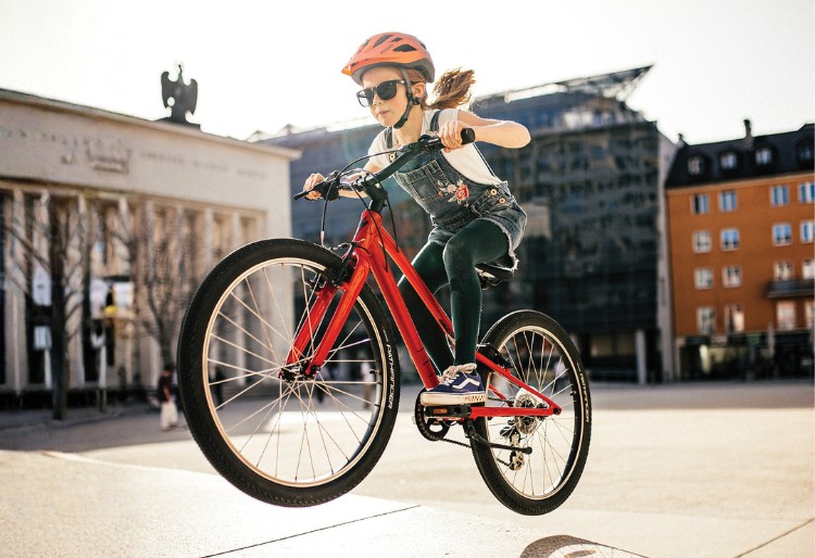 Dieťa si užíva jazdu na juniorskom bicykli