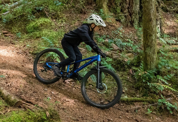 Juniorské bicykle Dieťa si užíva jazdu na juniorskom bicykli