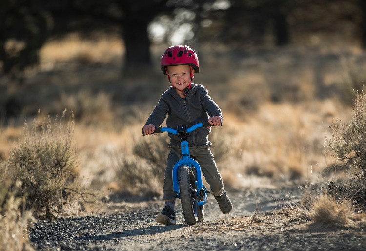 Odrážadlá Dieťa si užíva jazdu na odrážadle