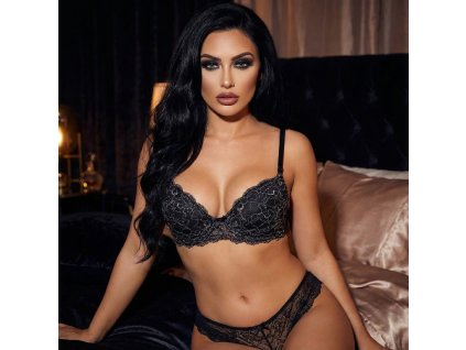 Podprsenka Black Relic, modelka