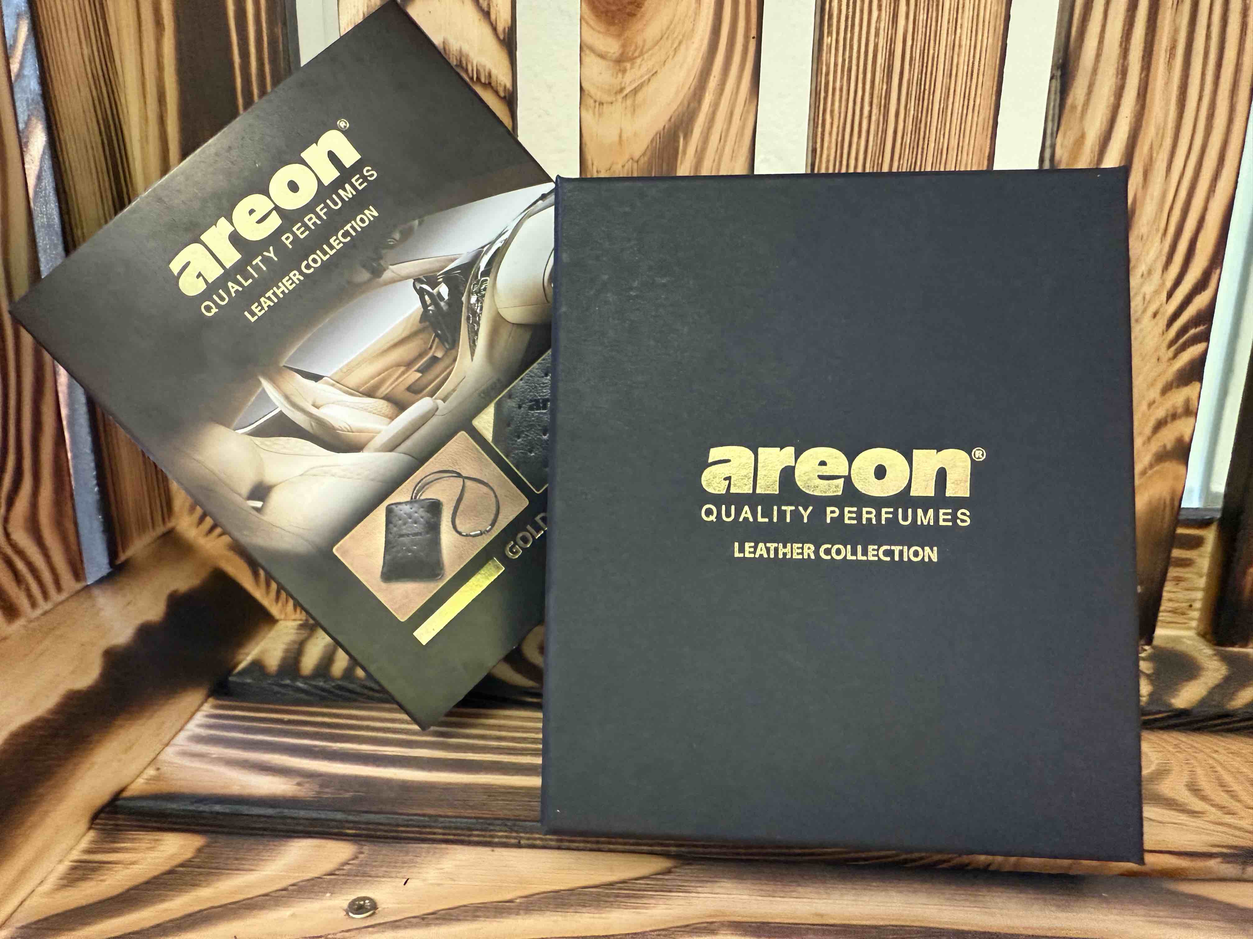 Elegantní roční vůně v koženém obalu - Areon Leather Black