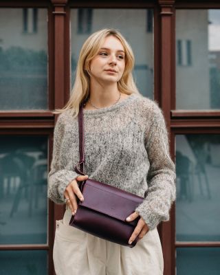 Linn v odstínu burgundy. Barva, která má hloubku. Nos ji přes rameno nebo do ruky. Na schůzky i pomalá odpoledne ve městě....