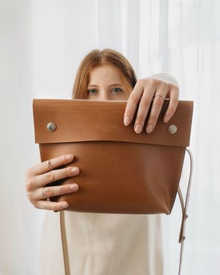 GERA beige je nyní dostupná i se stříbrným zapínáním. Malý detail, který kabelku lehce zjemní. ✨ Pro ty, kdo dávají...