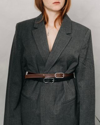 Mám pro vás malou novinku! ✨ Jemný detail, který dokáže proměnit celý outfit. 💫 Úzký kožený pásek s čistou linií přirozeně...