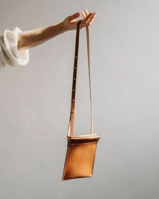 Na telefon, karty, klíče a pár drobností. Lehká, elegantní, s nastavitelným popruhem a malou kapsou na zadní straně....