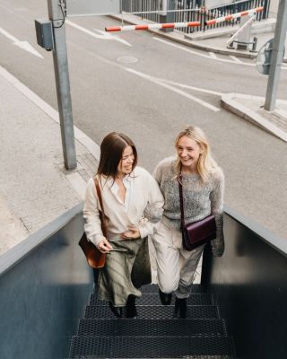 LINN je navržená tak, aby fungovala každý den. Nenápadně, ale s jistotou. 🤍🍅 Díky nastavitelnému popruhu ji můžeš nosit...