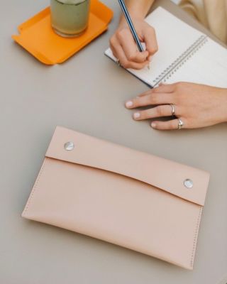 LYKKE v odstínu nude je jako stvořená pro teplé letní dny. Jeden kousek, který vás doprovodí na ranní kávu, procházku...
