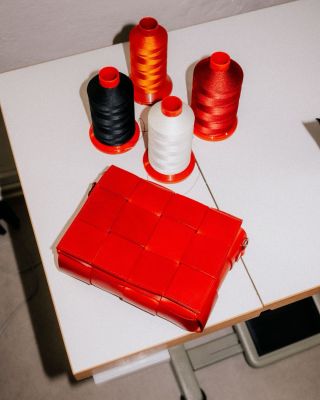 Jupiii! Je to venku. ♥️ Oblíbená LOLA je dostupná v nové barvě poppy red. Odvážná, výrazná a rozhodně ne pro každého. 💃...