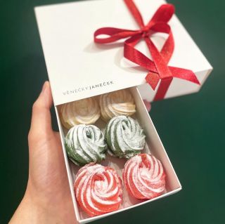 Jednoduché, 16 věnečků, 8příchutí. 🤝Co tato matematika znamená? Že vy i vaše milá/ý máte pro sebe od každé příchutě věnec....