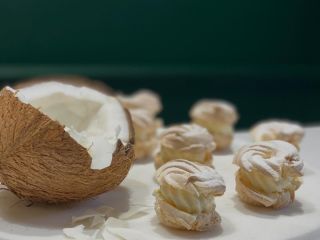 Soboty patří procházkám s jasným cílem! 🙋🏼‍♀️ Kokosové Věnce Jance na Pštrossově 24☕️🧁🥥. 💥SOBOTA 13-16:30💥 Těším se na vás...