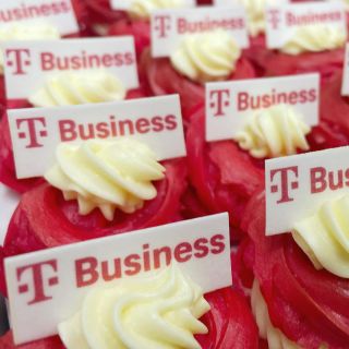 Zvládnou věnečky logo firmy? 🧐 Nejen to! 🤩 Kromě loga si můžete u nás nechat vyrobit i svatební iniciály, poděkování, nebo...