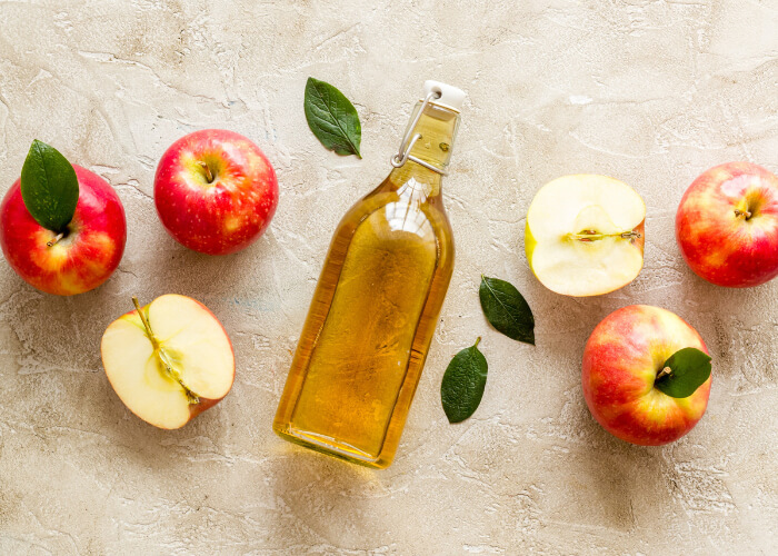 Jablečný ocet: Účinky, dávkování, kapsle vs. tekutý a nežádoucí účinky