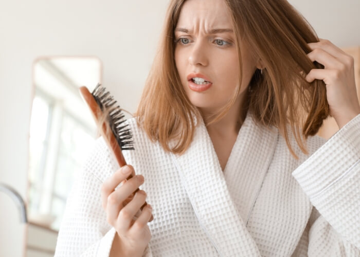 Začaly mi padat vlasy po vysazení HA. Je to normální? Co mám dělat?