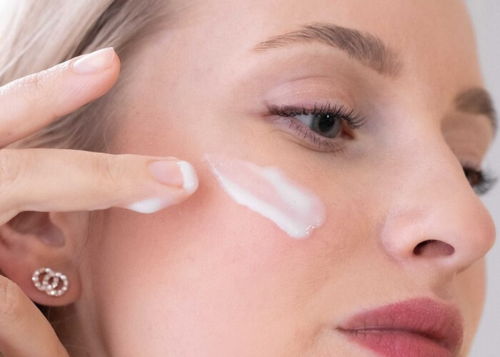 Rozdíl mezi AHA, BHA a PHA kyselinami: Co nejvíce pomáhá na pleť v zimě a jak na skinimalismus?