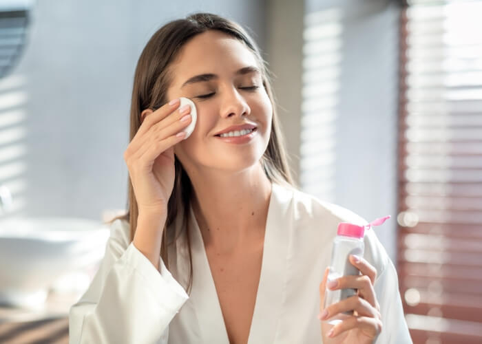 Jaký je rozdíl mezi pleťovou vodou a micelární vodou? + tipy na správné použití