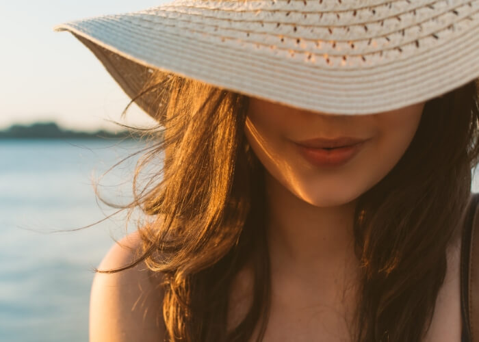 Spálené a suché vlasy od slunce
