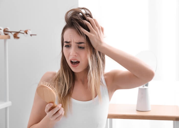 Jak zastavit padání vlasů? Nejčastější příčiny a účinná řešení