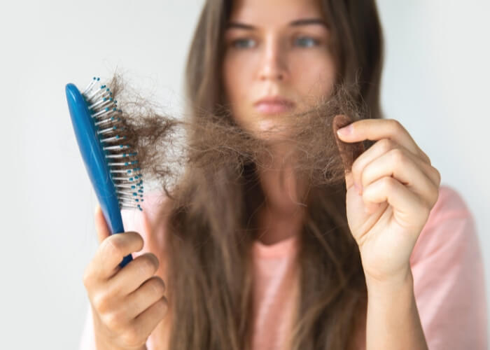 Jak zastavit vypadávání vlasů? Vyzkoušejte tyto tipy a produkty