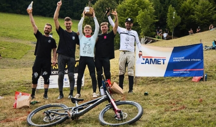 Horské sjezdy na kole během závodu Downhill Babínek