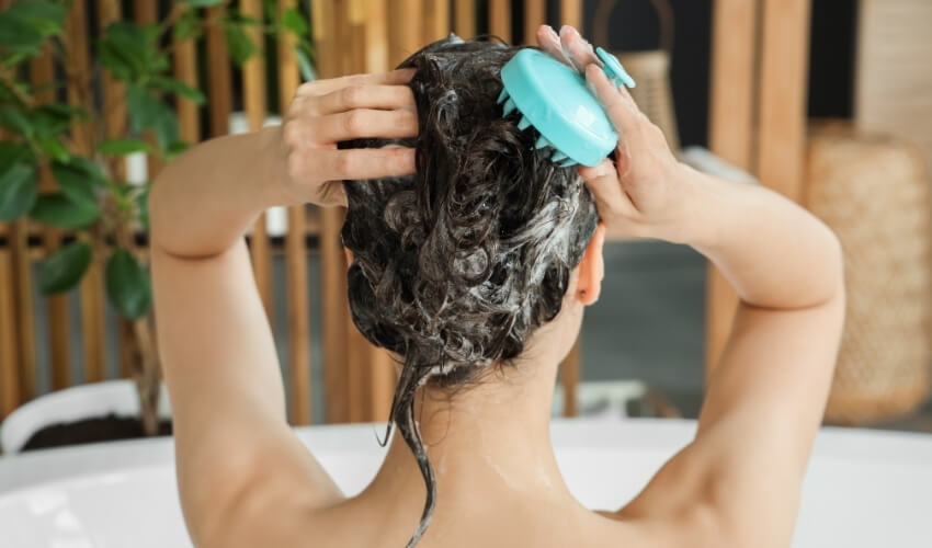 Jak můžu zrychlit růst vlasů díky stimulaci vlasové pokožky