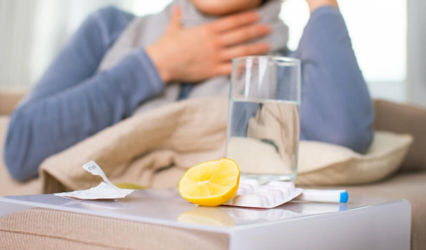 Jak se zbavit bolesti v krku pomocí odpočinku a vitamínů