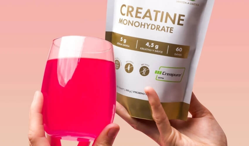 Rozmíchaný kreatinový drink od VENIRA s příchutí jahody a limetky ve sklenici