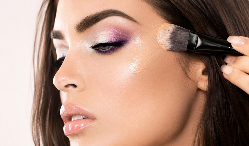 Make-up trendy v roce 2016 s výrazným konturingem a matnou rtěnkou