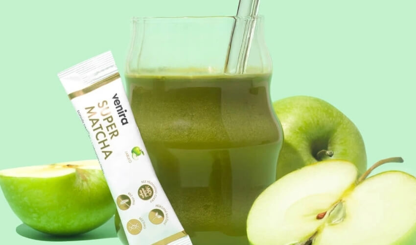Matcha VENIRA v sáčku jako základ zeleného halloweenského drinku