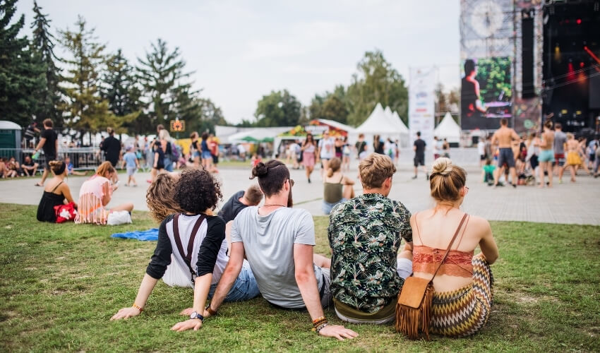 Nejlepší letní festivaly a atmosféra večerního koncertu