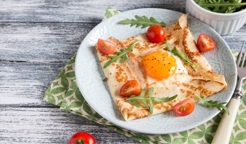 Slané proteinové lívance se šunkou, vejcem a žervé jako podzimní brunch