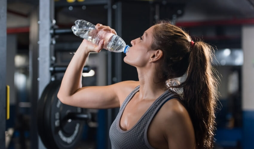 Sport a akné na zádech – pot, tření oblečení a správná hygiena