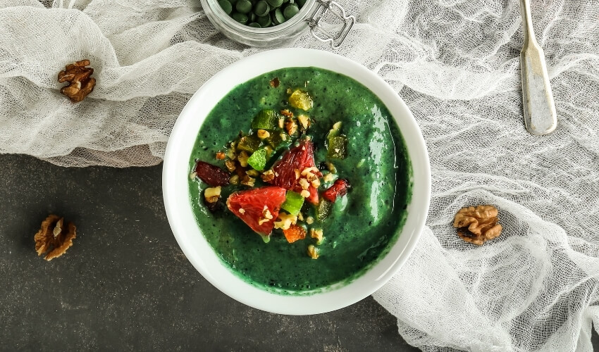 Superpotraviny pro ženské zdraví: matcha, maca a spirulina