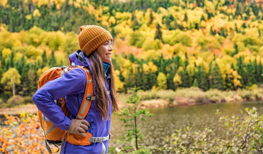 Horská turistika na podzim s výhledem do barevné krajiny