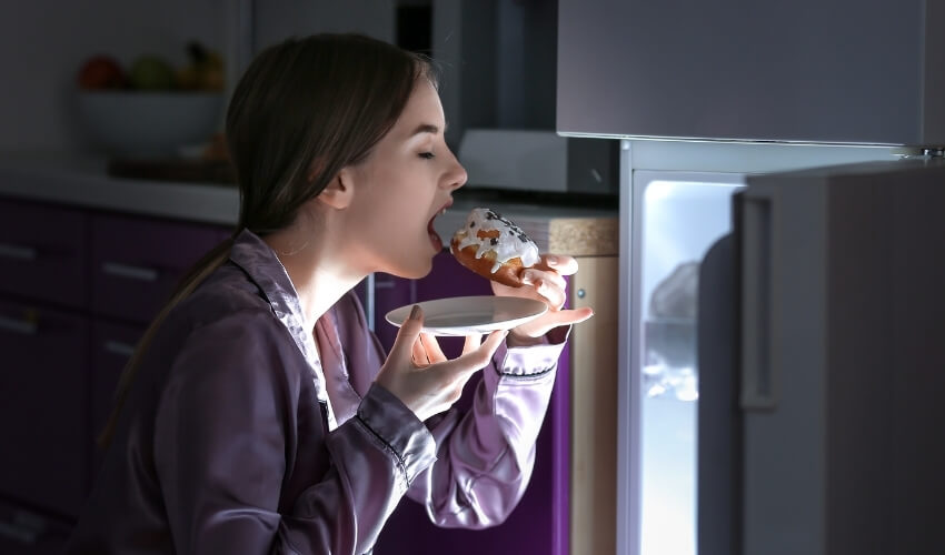 Večerní přejídání a chutě na sladké
