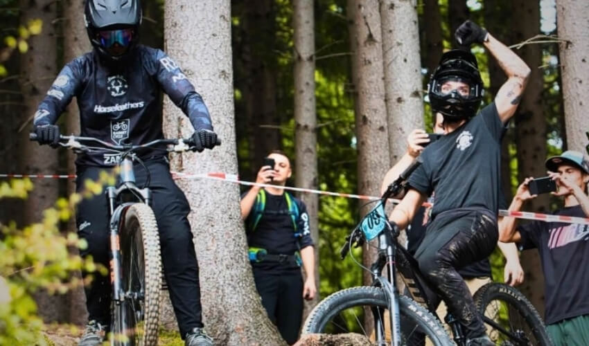 Závody na horských kolech v údolí Babínek