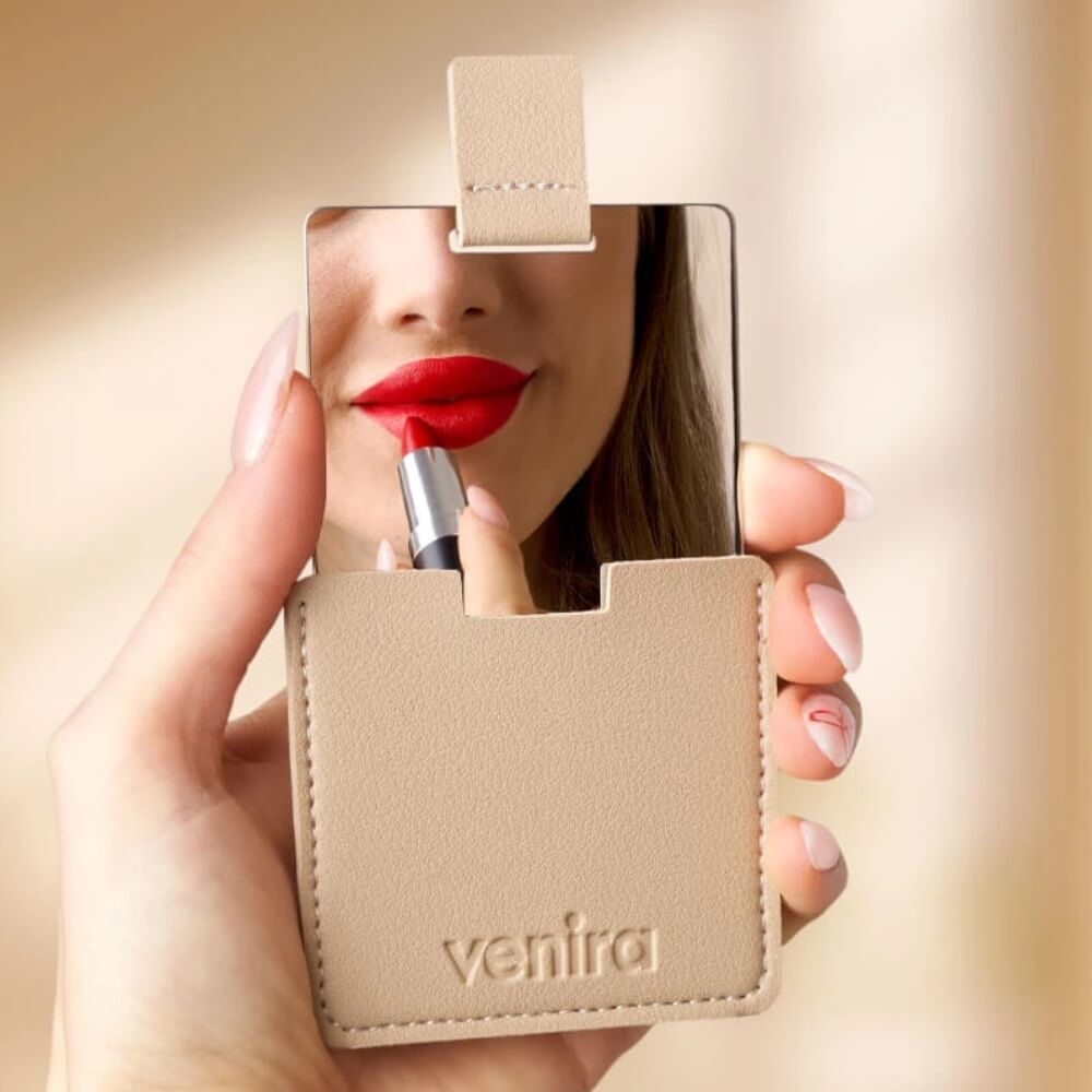 Kosmetické zrcátko s béžovým obalem