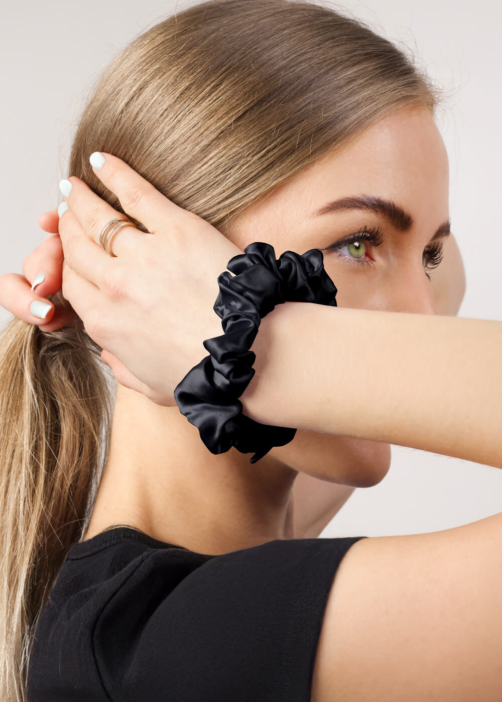 VENIRA scrunchie hedvábná gumička, černá