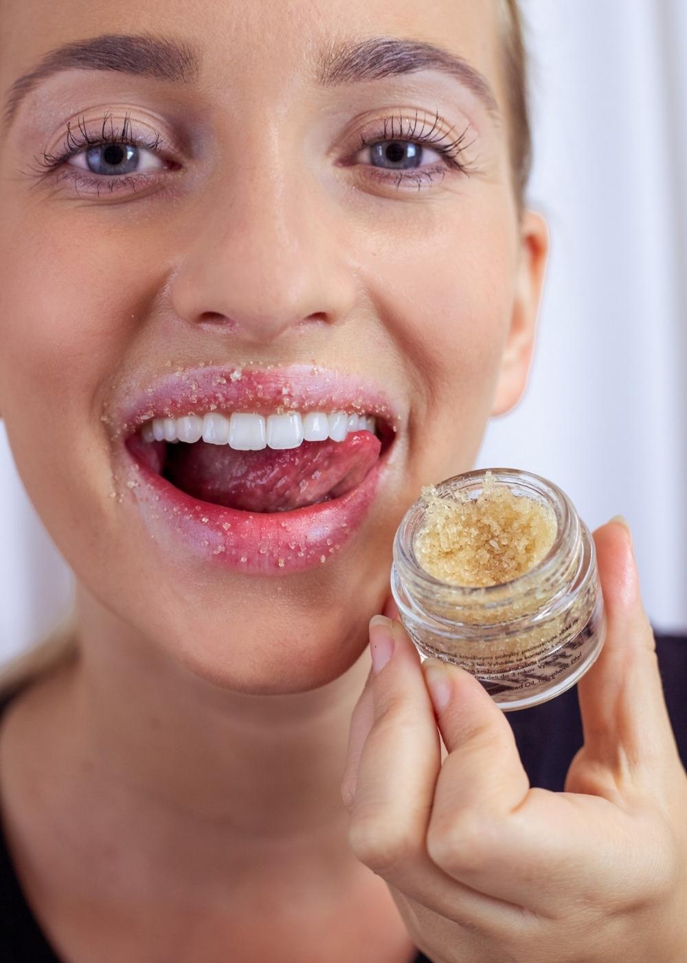 VENIRA peeling na rty s kokosovou příchutí, 15 g