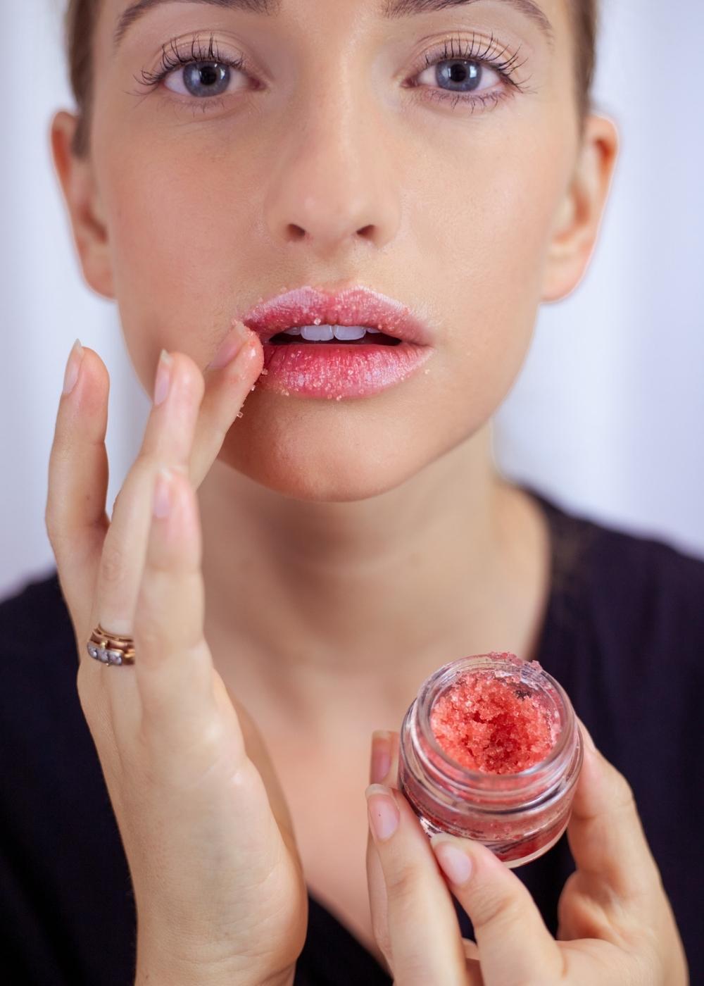 VENIRA peeling na rty s višňovou příchutí, 15 g