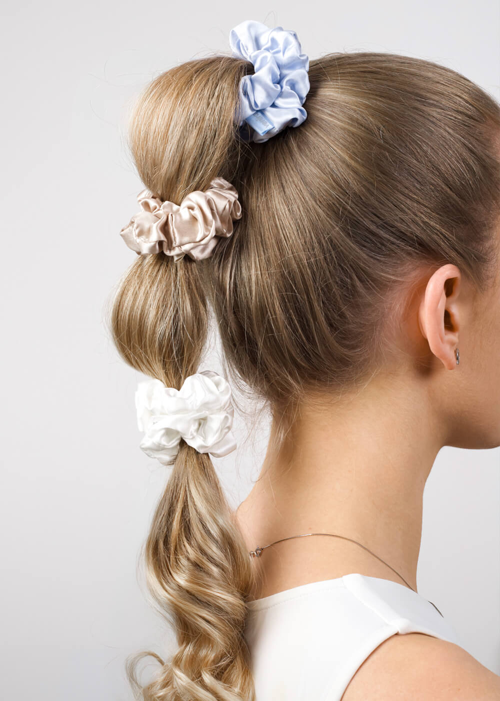 VENIRA scrunchie hedvábná gumička, karamelová