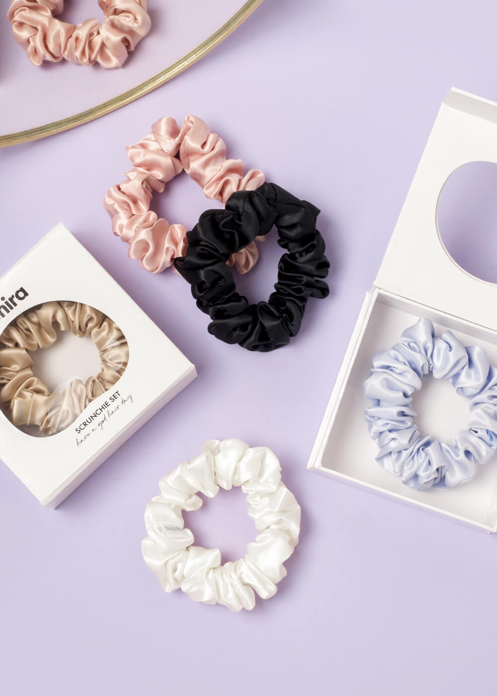 VENIRA scrunchie hedvábná gumička, karamelová