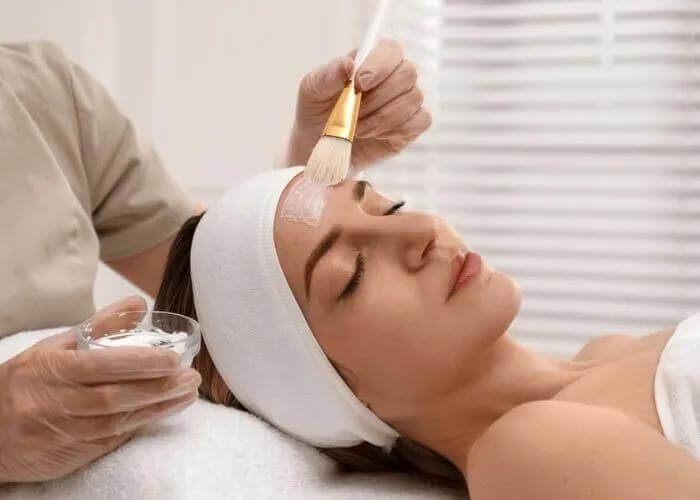 Mechanický vs. chemický peeling doma: Čím sa líšia a ako na ne?