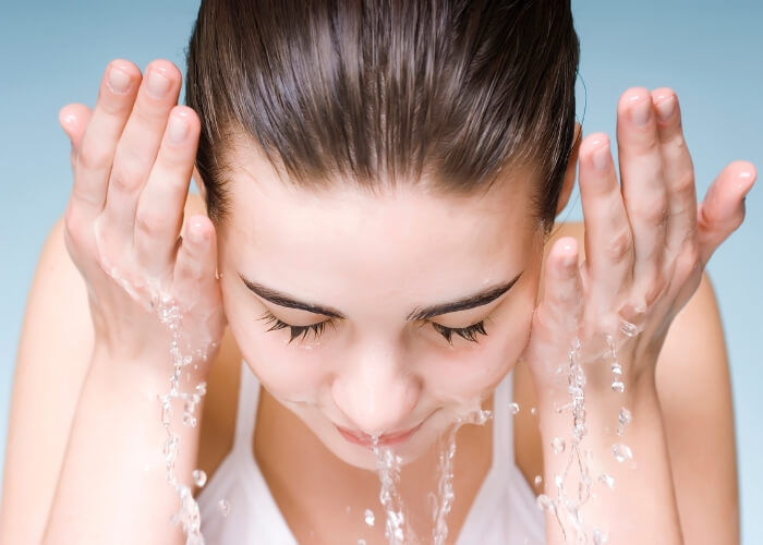 Čo je micelárna voda? Ako funguje, ako ju používať a všetko, čo o nej musíte vedieť